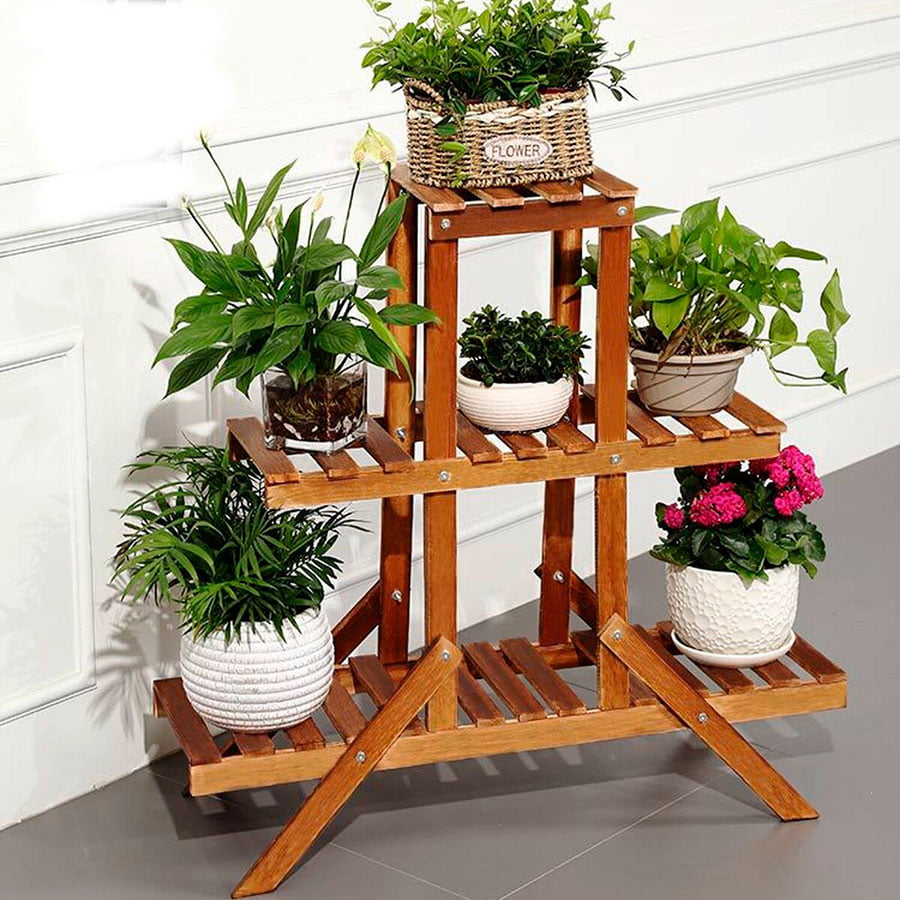 una estanteria de madera joven con macetas blancas con plantas y flores